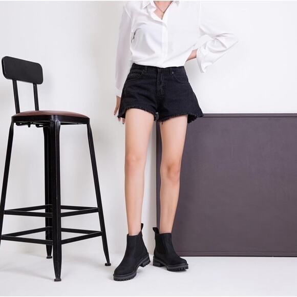 Vepose Women's Size 7.5 Chelsea Ankle Boots Black Lug Sole Short Pull On Booties - Picture 2 of 8